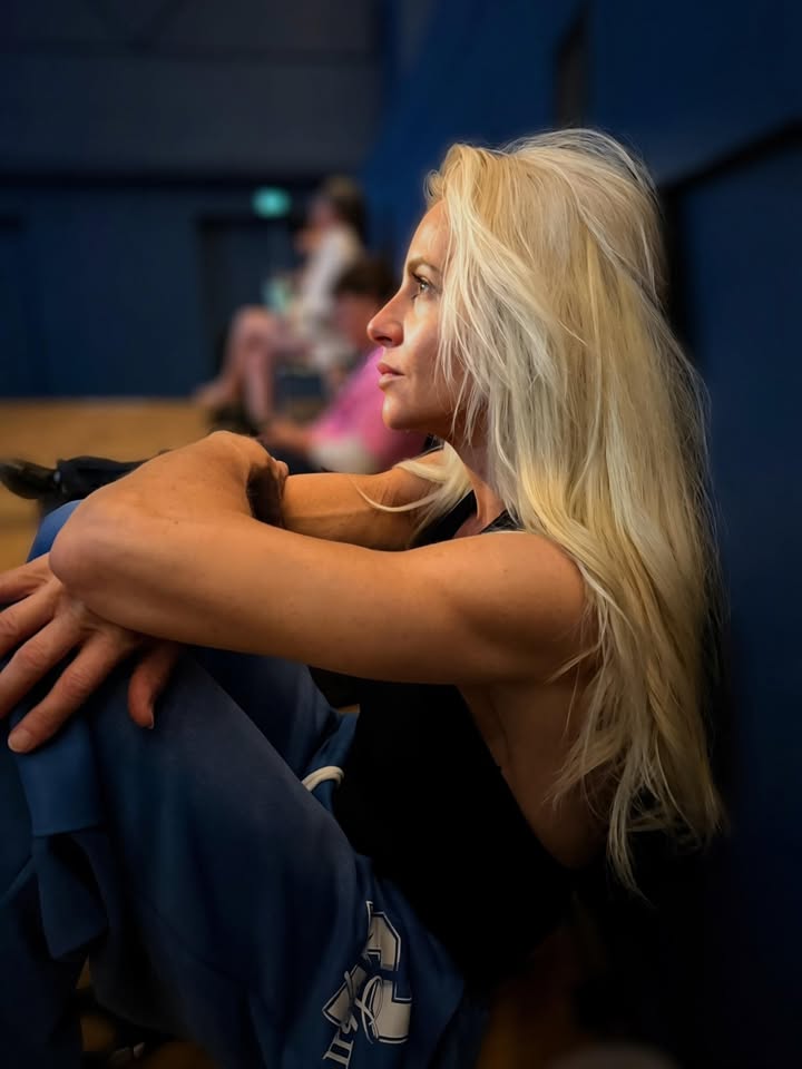 A WOMAN OF THE WEST. THAT COMES WITH A RESPONSIBILITY. (Danish in the comments)